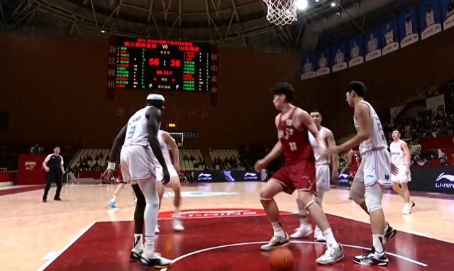 看得人眼花缭乱!NBA杯重磅来袭 各支球队祭出五颜六色的地板